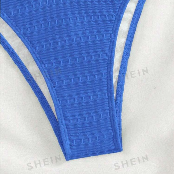 Ring Linked Bandeau
Bikini Swimsuit
Blue / XS(2) - Picture 4 of 5